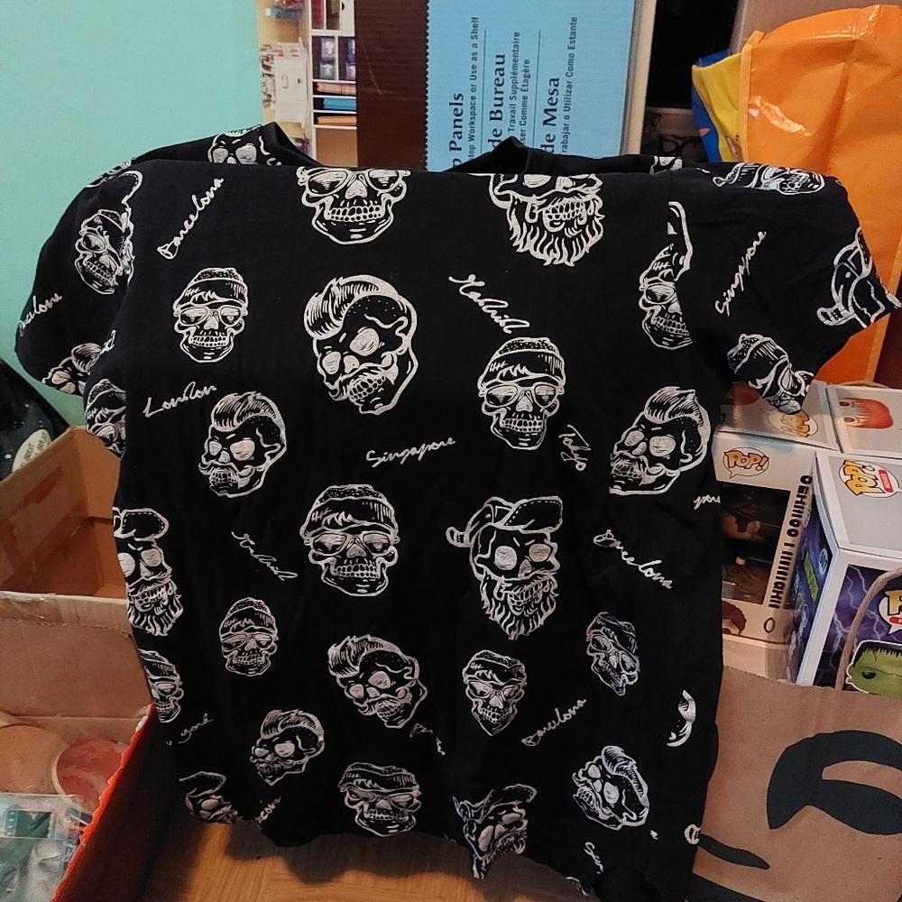 Skulls tee, like new condition